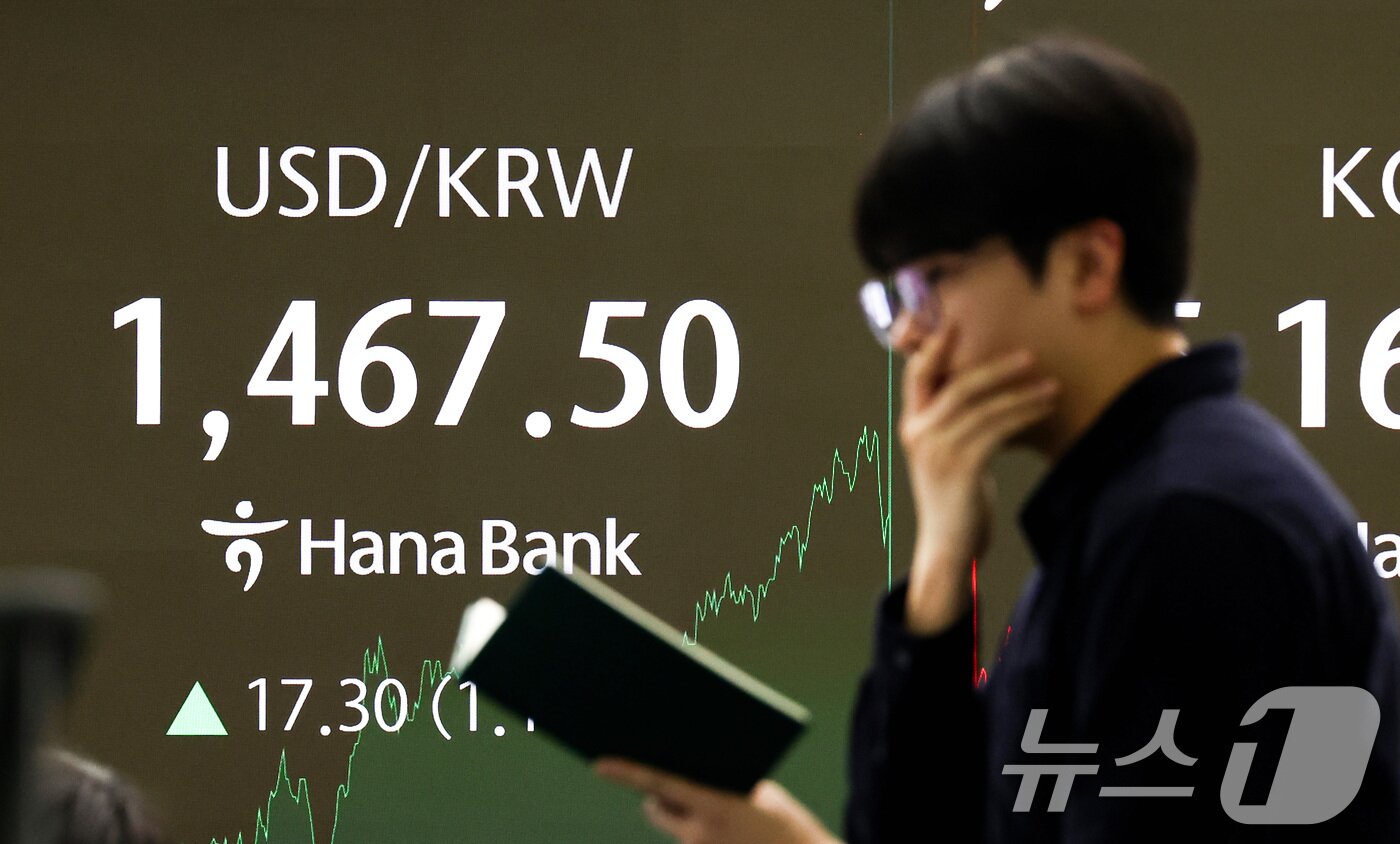 본문 이미지 - 지난 5일 서울 중구 하나은행 본점 딜링룸 전광판에 원·달러 환율 표시되어 있다. 2026.2.5 ⓒ 뉴스1 최지환 기자