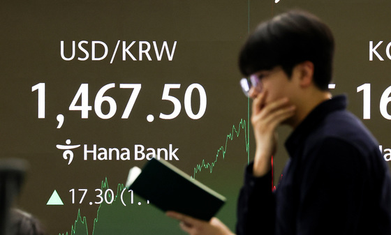 외인 8조 이탈에 1470원대 위협…워시 리스크·엔저에 다시 고개 든 환율