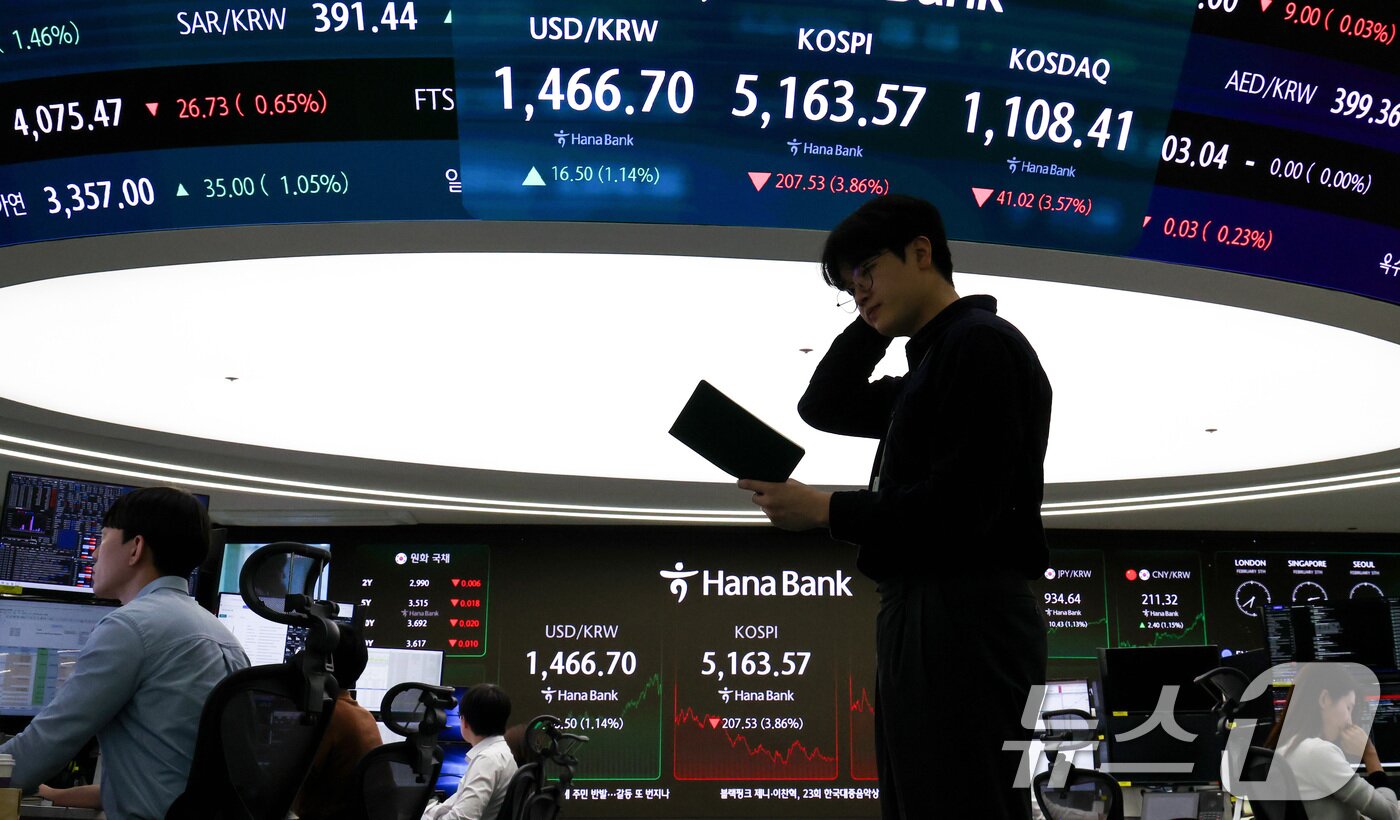 본문 이미지 - 5일 서울 중구 하나은행 본점 딜링룸 전광판에 코스피 종가가 표시되어 있다.  2026.2.5/뉴스1 ⓒ News1 최지환 기자