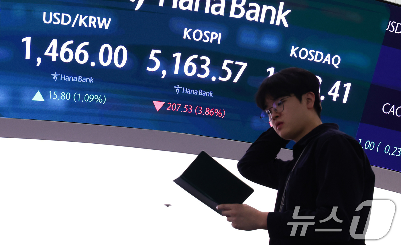 (서울=뉴스1) 최지환 기자 = 5일 서울 중구 하나은행 본점 딜링룸 전광판에 코스피 종가가 표시되어 있다. 이날 코스피는 전 거래일 대비 207.53포인트(3.86%) 하락한 5 …