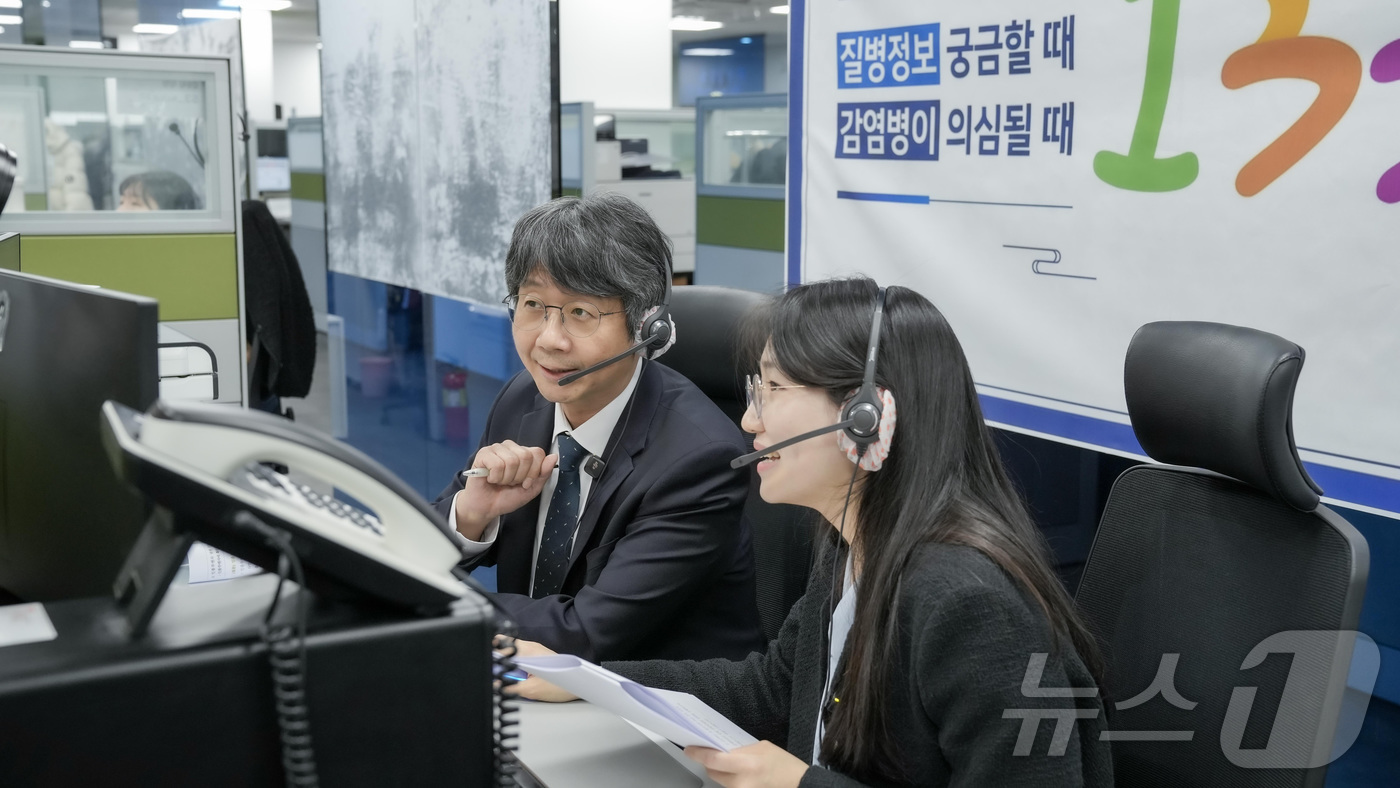 (서울=뉴스1) = 임승관 질병관리청장이 5일 서울 동작구 1339 콜센터를 방문해 일일 상담을 수행하고 있다. (질병관리청 제공. 재판매 및 DB 금지) 2026.2.5/뉴스1