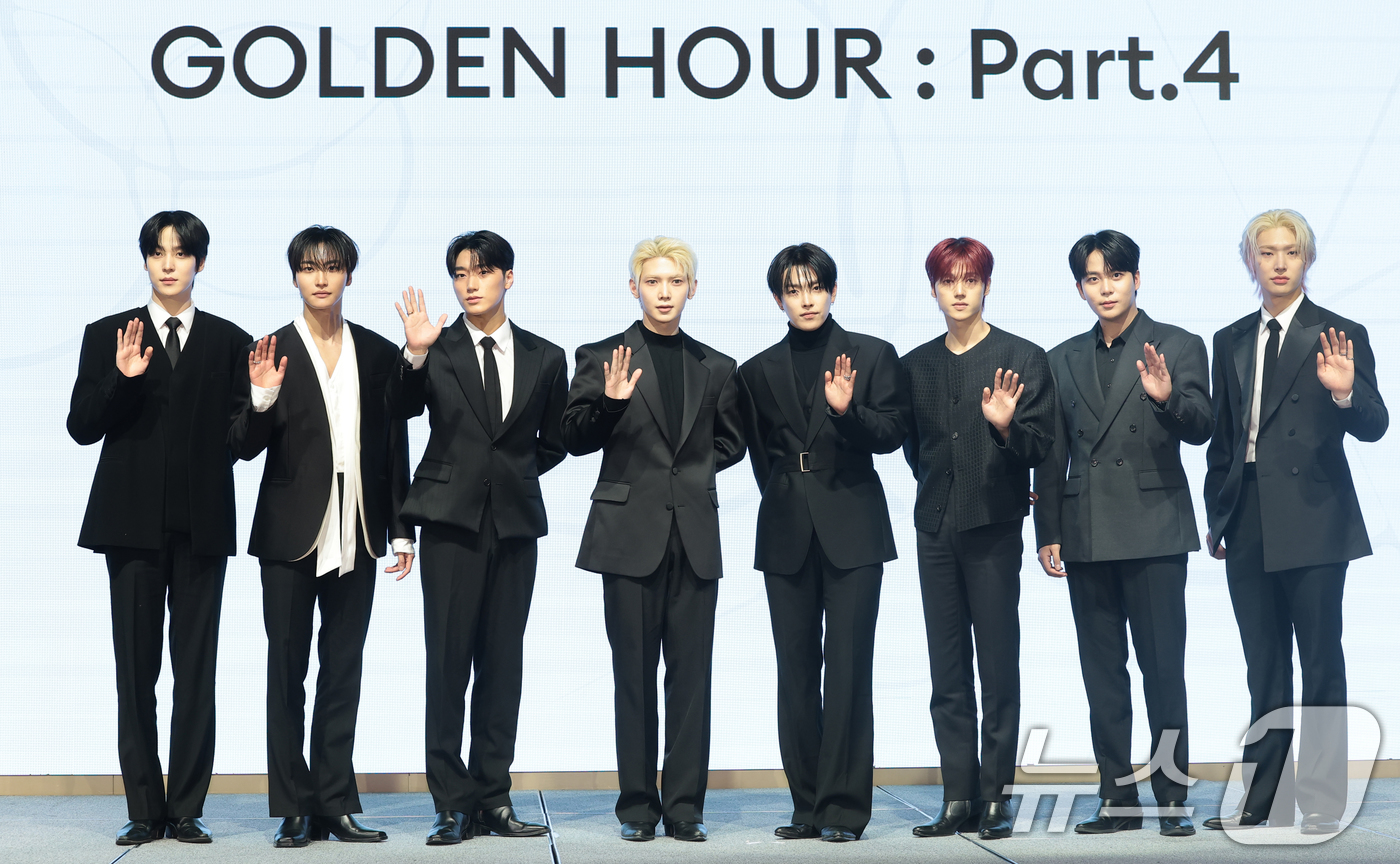 (서울=뉴스1) 권현진 기자 = 그룹 에이티즈(ATEEZ) 윤호(왼쪽부터)와 성화, 산, 여상, 홍중, 우영, 종호, 민기가 5일 서울 영등포구 페어몬트 앰배서더 호털에서 가진 미 …