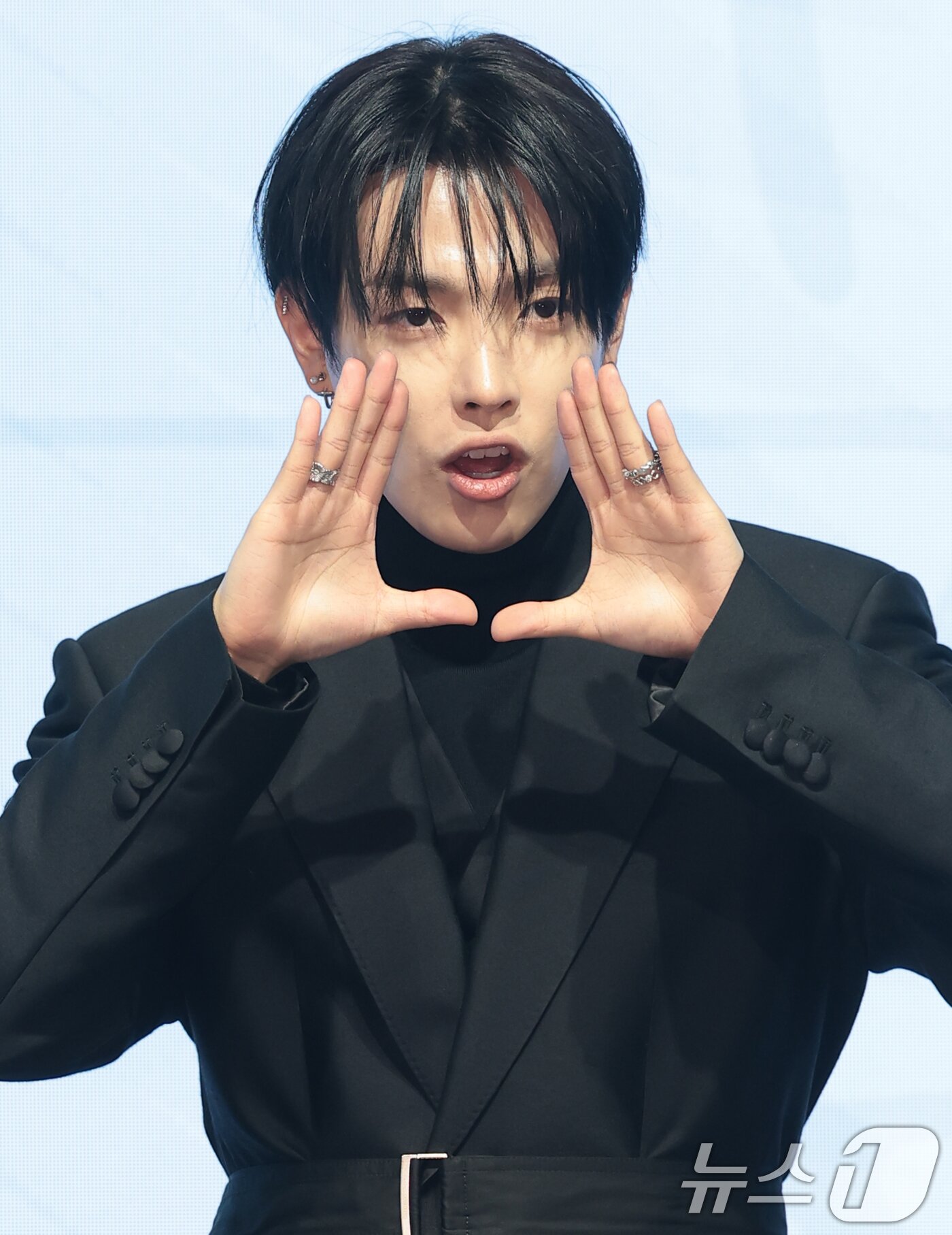 본문 이미지 - 그룹 에이티즈(ATEEZ) 홍중이 5일 서울 영등포구 페어몬트 앰배서더 호털에서 가진 미니 13집 '골든 아워 : 파트 4 (GOLDEN HOUR : Part.4)' 발매 기념 기자간담회에 참석해 포즈를 취하고 있다. 2026.2.5/뉴스1 ⓒ News1 권현진 기자