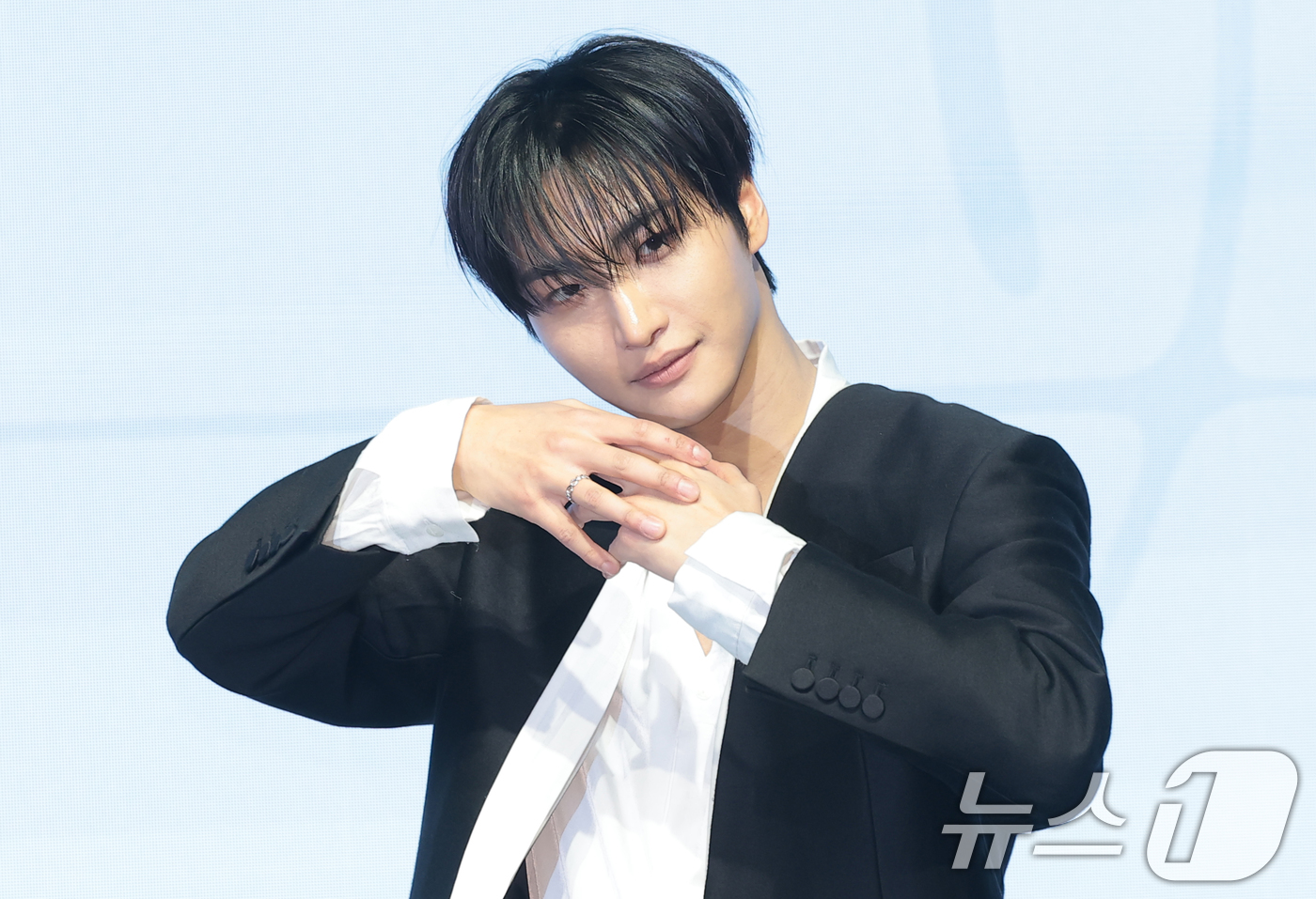 (서울=뉴스1) 권현진 기자 = 그룹 에이티즈(ATEEZ) 성화가 5일 서울 영등포구 페어몬트 앰배서더 호털에서 가진 미니 13집 '골든 아워 : 파트 4 (GOLDEN HOUR …