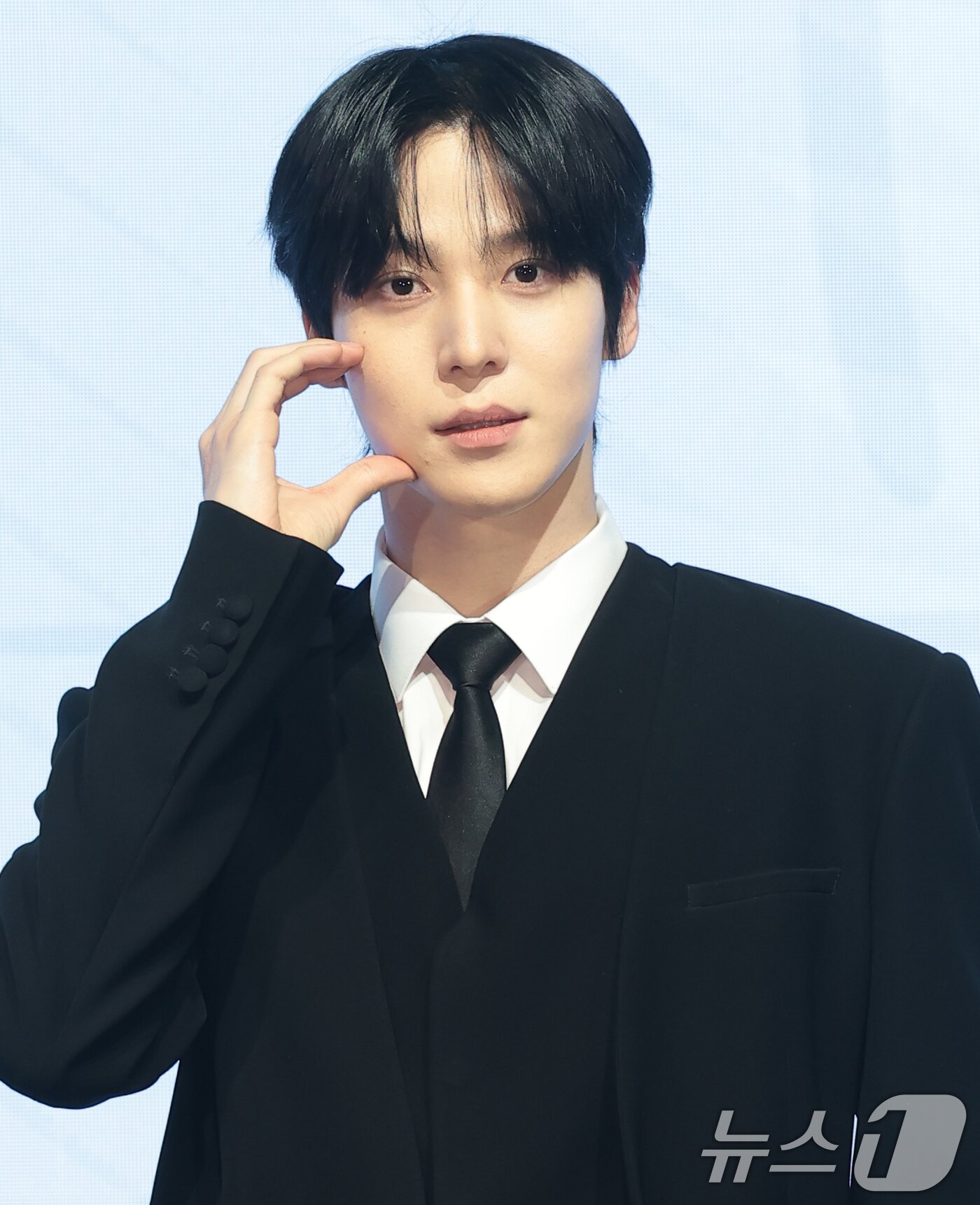 본문 이미지 - 그룹 에이티즈(ATEEZ) 윤호가 5일 서울 영등포구 페어몬트 앰배서더 호털에서 가진 미니 13집 '골든 아워 : 파트 4 (GOLDEN HOUR : Part.4)' 발매 기념 기자간담회에 참석해 포즈를 취하고 있다. 2026.2.5/뉴스1 ⓒ News1 권현진 기자