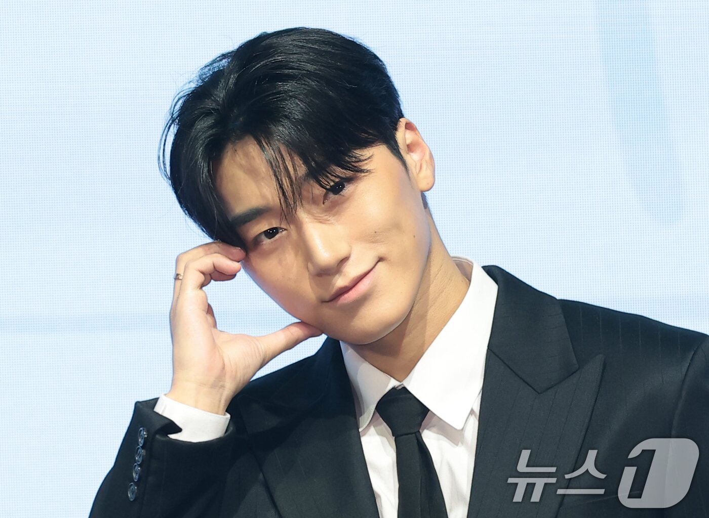 본문 이미지 - 그룹 에이티즈(ATEEZ) 산이 5일 서울 영등포구 페어몬트 앰배서더 호털에서 가진 미니 13집 '골든 아워 : 파트 4 (GOLDEN HOUR : Part.4)' 발매 기념 기자간담회에 참석해 포즈를 취하고 있다. 2026.2.5/뉴스1 ⓒ News1 권현진 기자