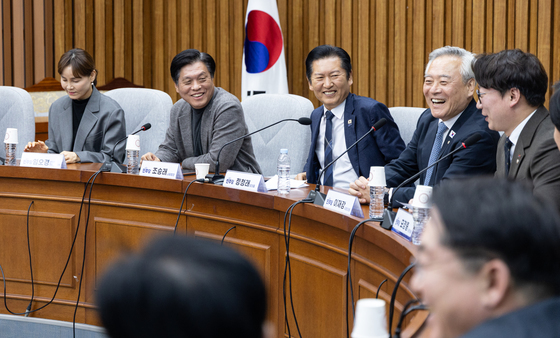 정청래, 오늘은 중진 만난다…경청 행보 속 '합당 내홍'은 지속
