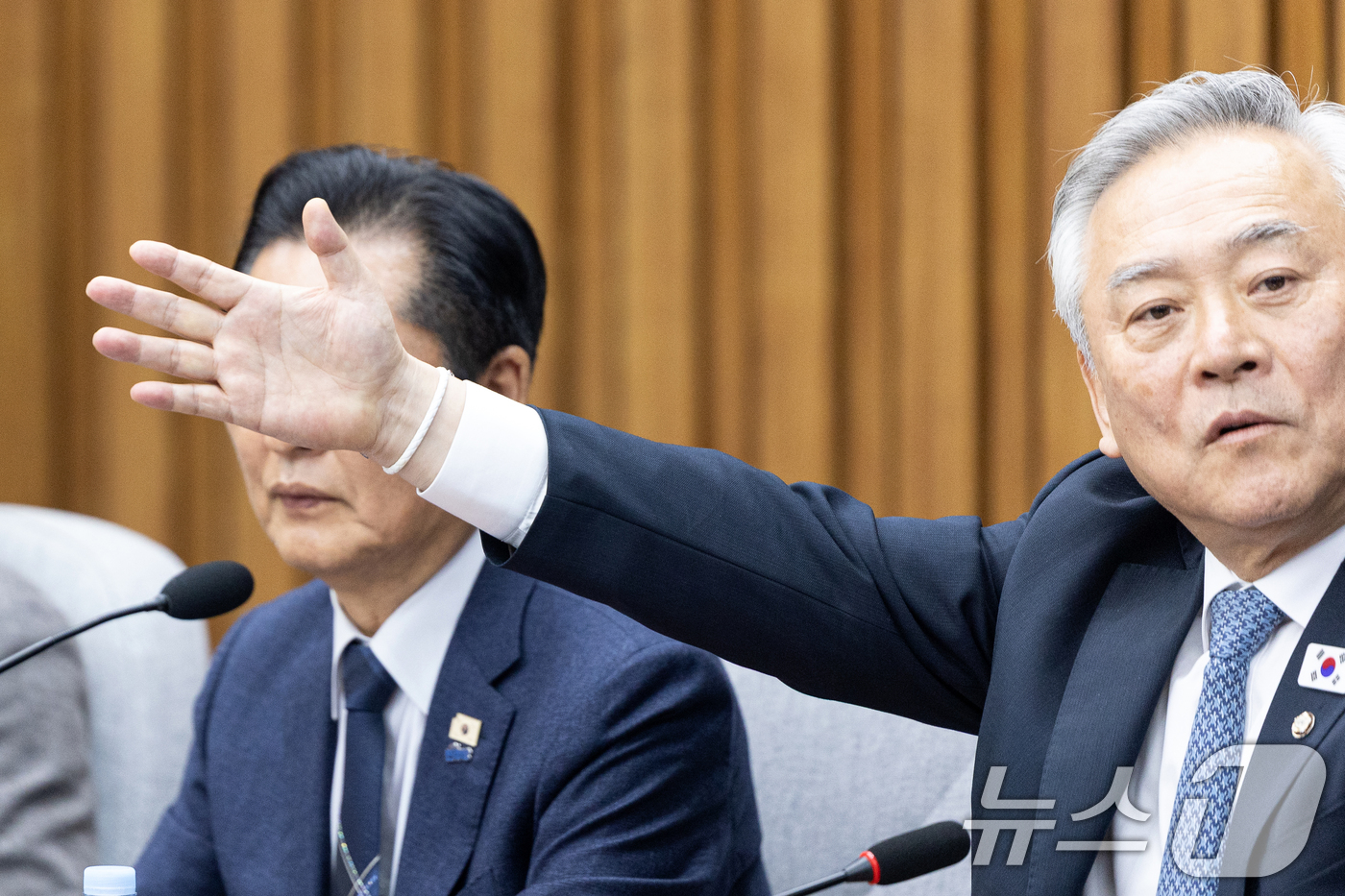 (서울=뉴스1) 이승배 기자 = 이재강 더민초 대표가 5일 서울 여의도 국회에서 열린 조국혁신당과의 합당 관련 정청래 더불어민주당 대표와 초선의원과의 간담회에서 의원들의 자리를 안 …