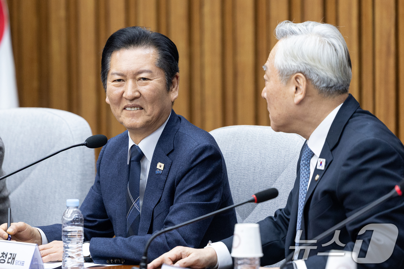 (서울=뉴스1) 이승배 기자 = 정청래 더불어민주당 대표가 5일 서울 여의도 국회에서 열린 조국혁신당과의 합당 관련 초선의원 간담회에 자리하고 있다. 2026.2.5/뉴스1