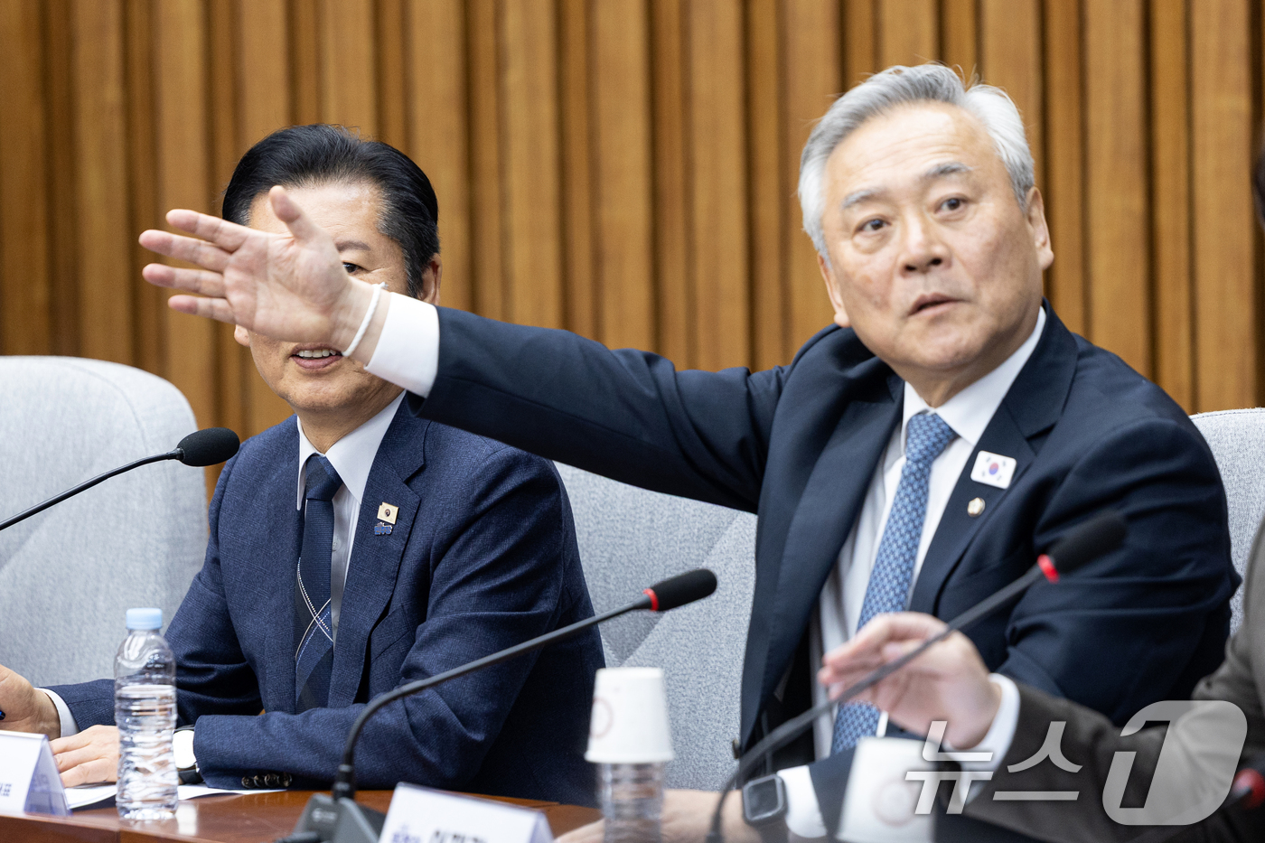 (서울=뉴스1) 이승배 기자 = 이재강 더민초 대표가 5일 서울 여의도 국회에서 열린 조국혁신당과의 합당 관련 정청래 더불어민주당 대표와 초선의원과의 간담회에서 의원들의 자리를 안 …