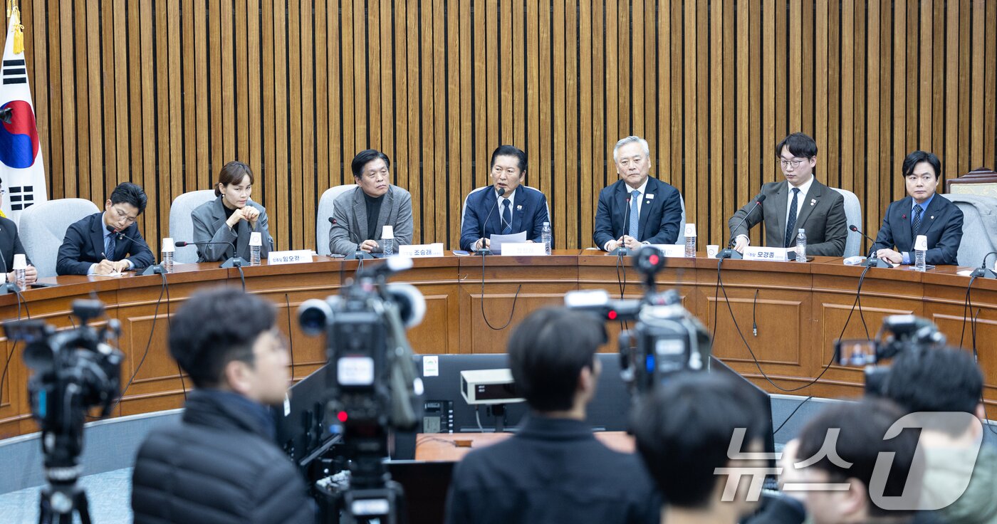 본문 이미지 - 정청래 더불어민주당 대표가 5일 서울 여의도 국회에서 열린 조국혁신당과의 합당 관련 초선의원 간담회에서 모두발언하고 있다. 2026.2.5/뉴스1 ⓒ News1 이승배 기자