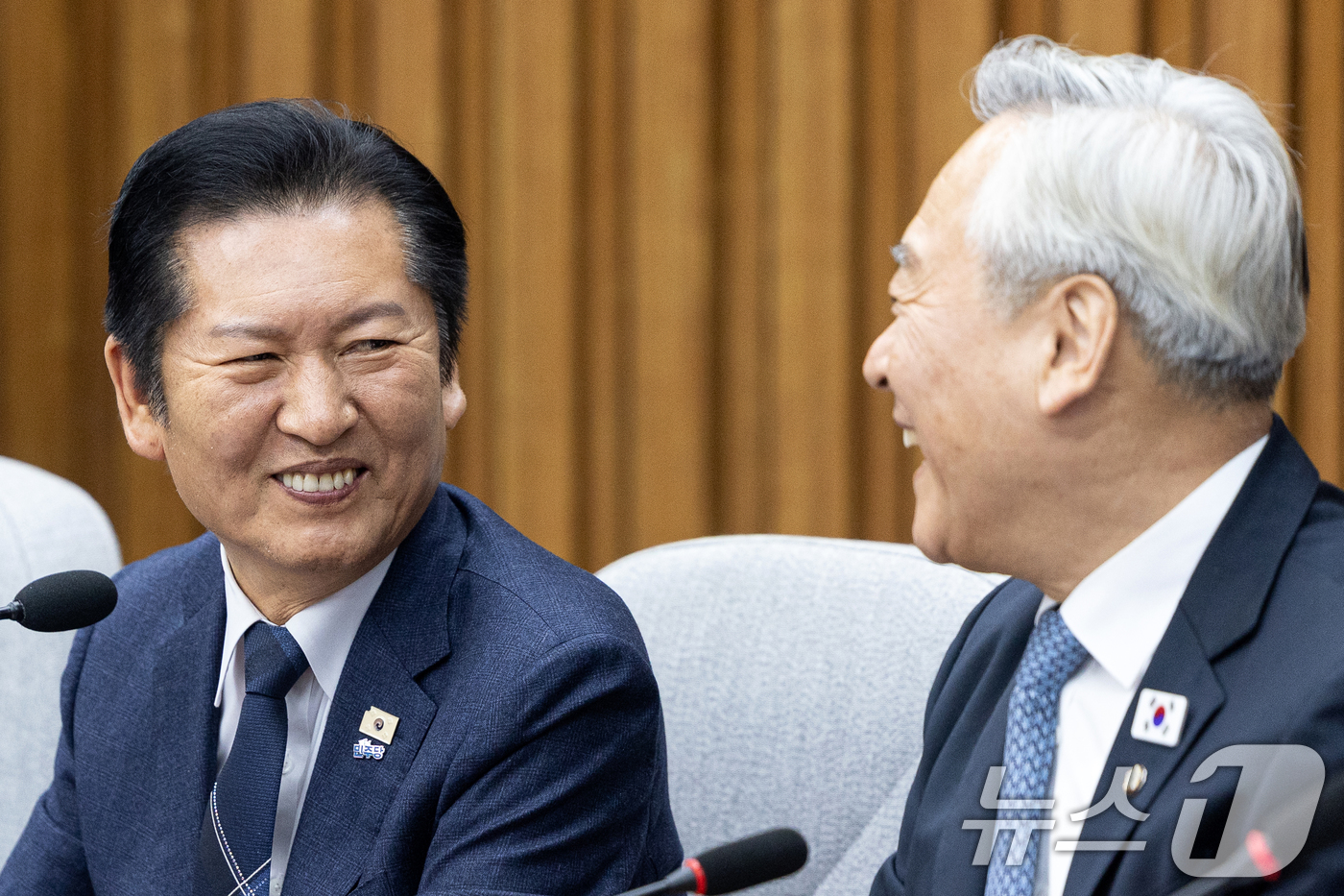 (서울=뉴스1) 이승배 기자 = 정청래 더불어민주당 대표가 5일 서울 여의도 국회에서 열린 조국혁신당과의 합당 관련 초선의원 간담회에서 이재강 더민초 대표와 미소 짓고 있다. 20 …