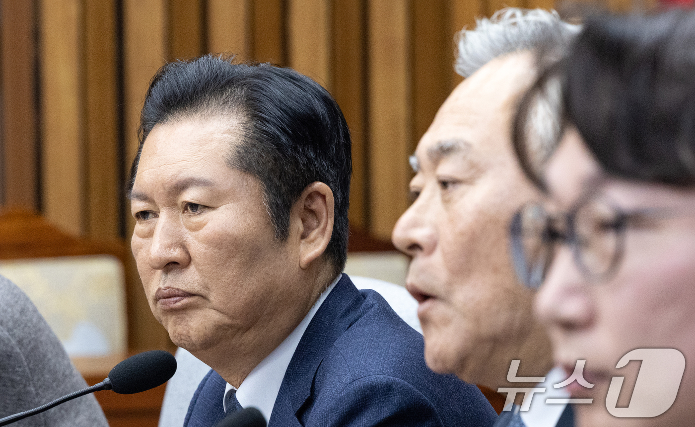 (서울=뉴스1) 이승배 기자 = 정청래 더불어민주당 대표가 5일 서울 여의도 국회에서 열린 조국혁신당과의 합당 관련 초선의원 간담회에서 이재강 더민초 대표의 모두발언을 듣고 있다. …