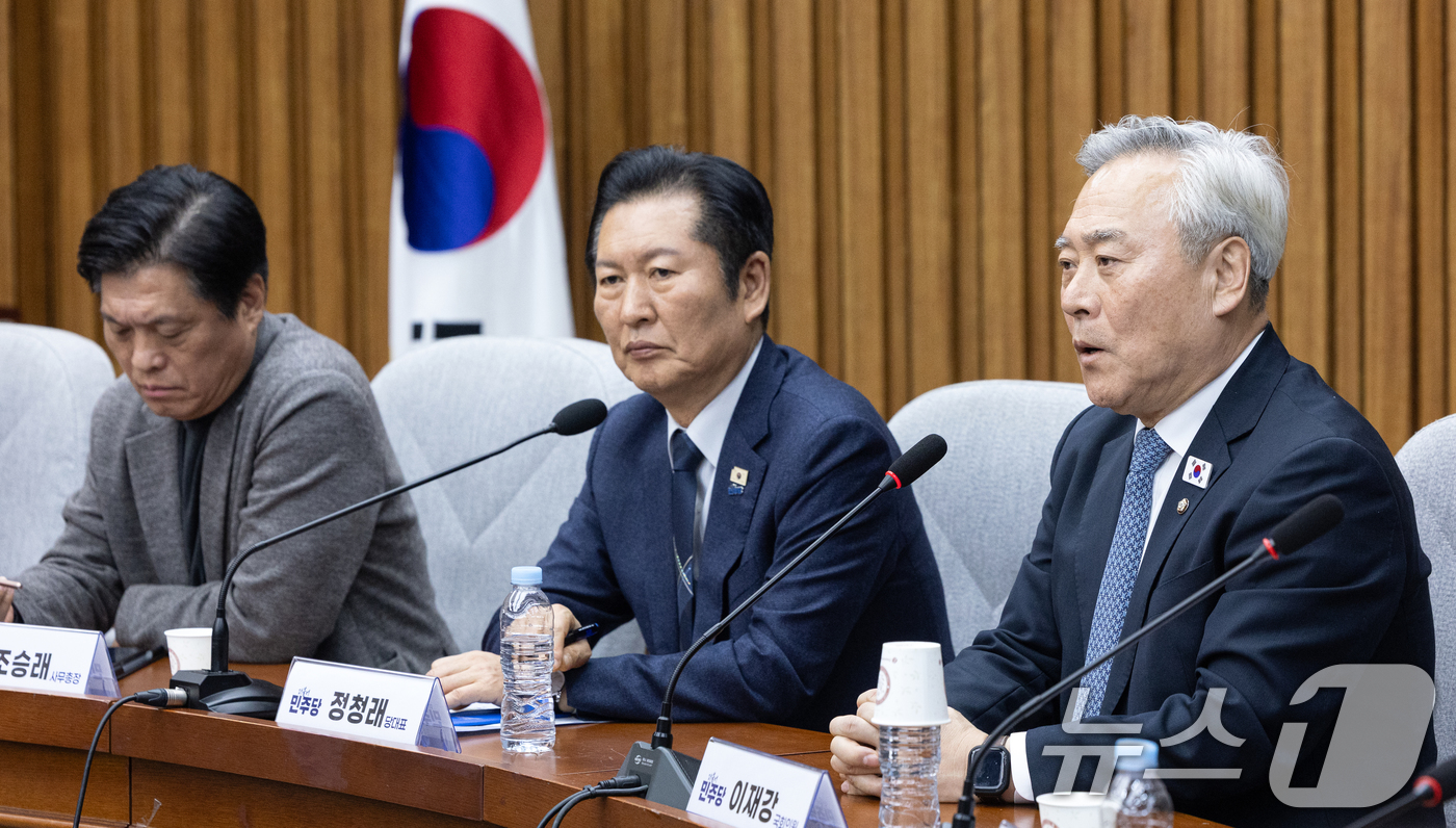 (서울=뉴스1) 이승배 기자 = 이재강 더민초 대표가 5일 서울 여의도 국회에서 열린 조국혁신당과의 합당 관련 정청래 더불어민주당 대표와 초선의원과의 간담회에서 모두발언하고 있다. …