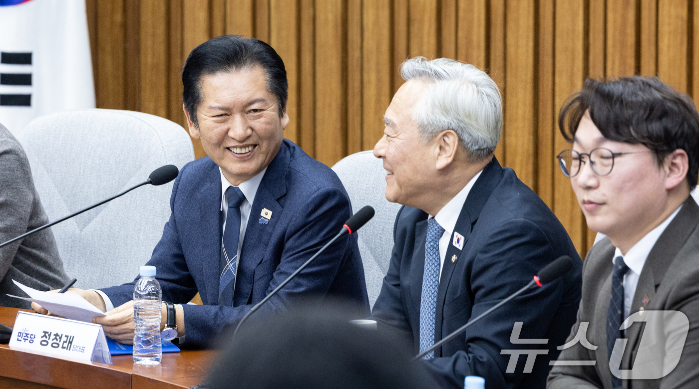 (서울=뉴스1) 이승배 기자 = 정청래 더불어민주당 대표가 5일 서울 여의도 국회에서 열린 조국혁신당과의 합당 관련 초선의원 간담회에서 이재강 더민초 대표와 대화하고 있다. 202 …