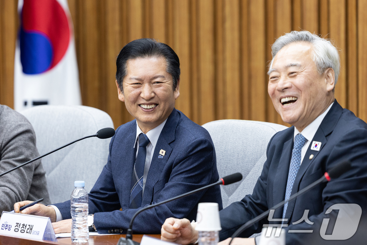 (서울=뉴스1) 이승배 기자 = 정청래 더불어민주당 대표가 5일 서울 여의도 국회에서 열린 조국혁신당과의 합당 관련 초선의원 간담회에서 이재강 더민초 대표와 함께 미소 짓고 있다. …