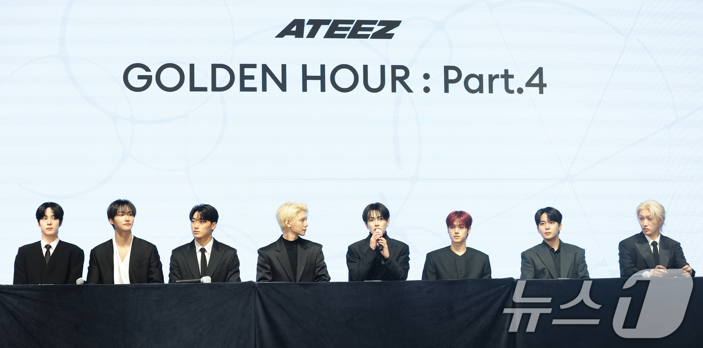 (서울=뉴스1) 권현진 기자 = 그룹 에이티즈(ATEEZ) 윤호(왼쪽부터)와 성화, 산, 여상, 홍중, 우영, 종호, 민기가 5일 서울 영등포구 페어몬트 앰배서더 호털에서 가진 미 …