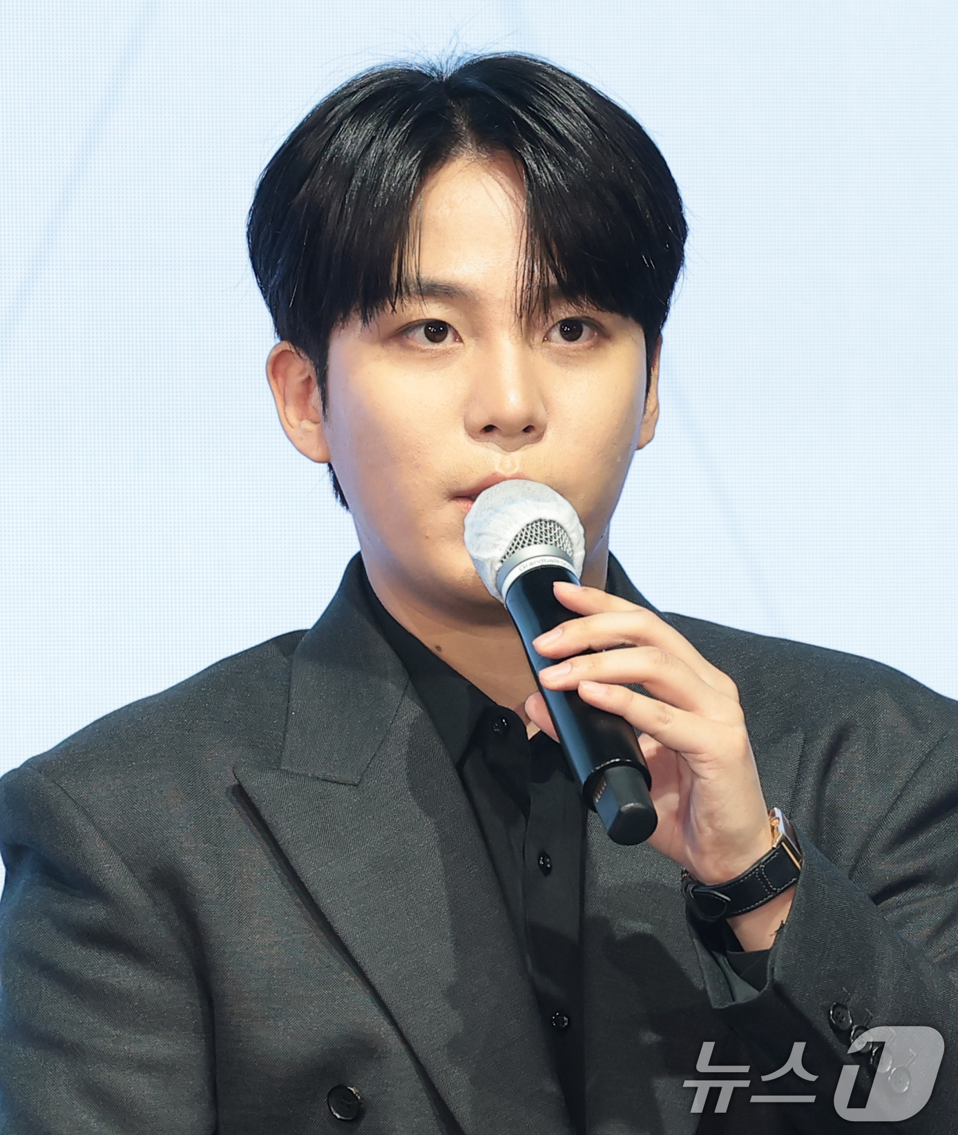 (서울=뉴스1) 권현진 기자 = 그룹 에이티즈(ATEEZ) 종호가 5일 서울 영등포구 페어몬트 앰배서더 호털에서 가진 미니 13집 '골든 아워 : 파트 4 (GOLDEN HOUR …