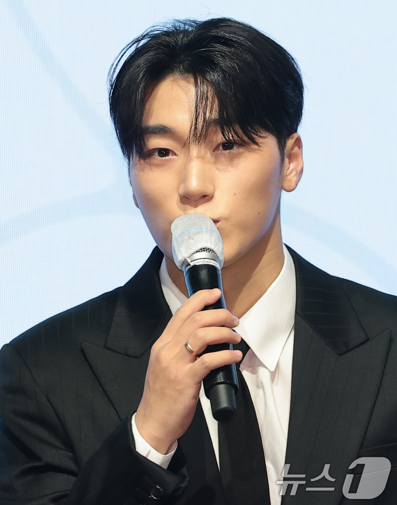 (서울=뉴스1) 권현진 기자 = 그룹 에이티즈(ATEEZ) 산이 5일 서울 영등포구 페어몬트 앰배서더 호털에서 가진 미니 13집 '골든 아워 : 파트 4 (GOLDEN HOUR : …