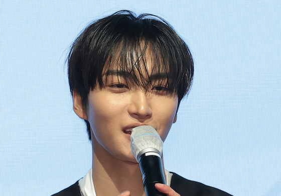 인사말하는 에이티즈 성화