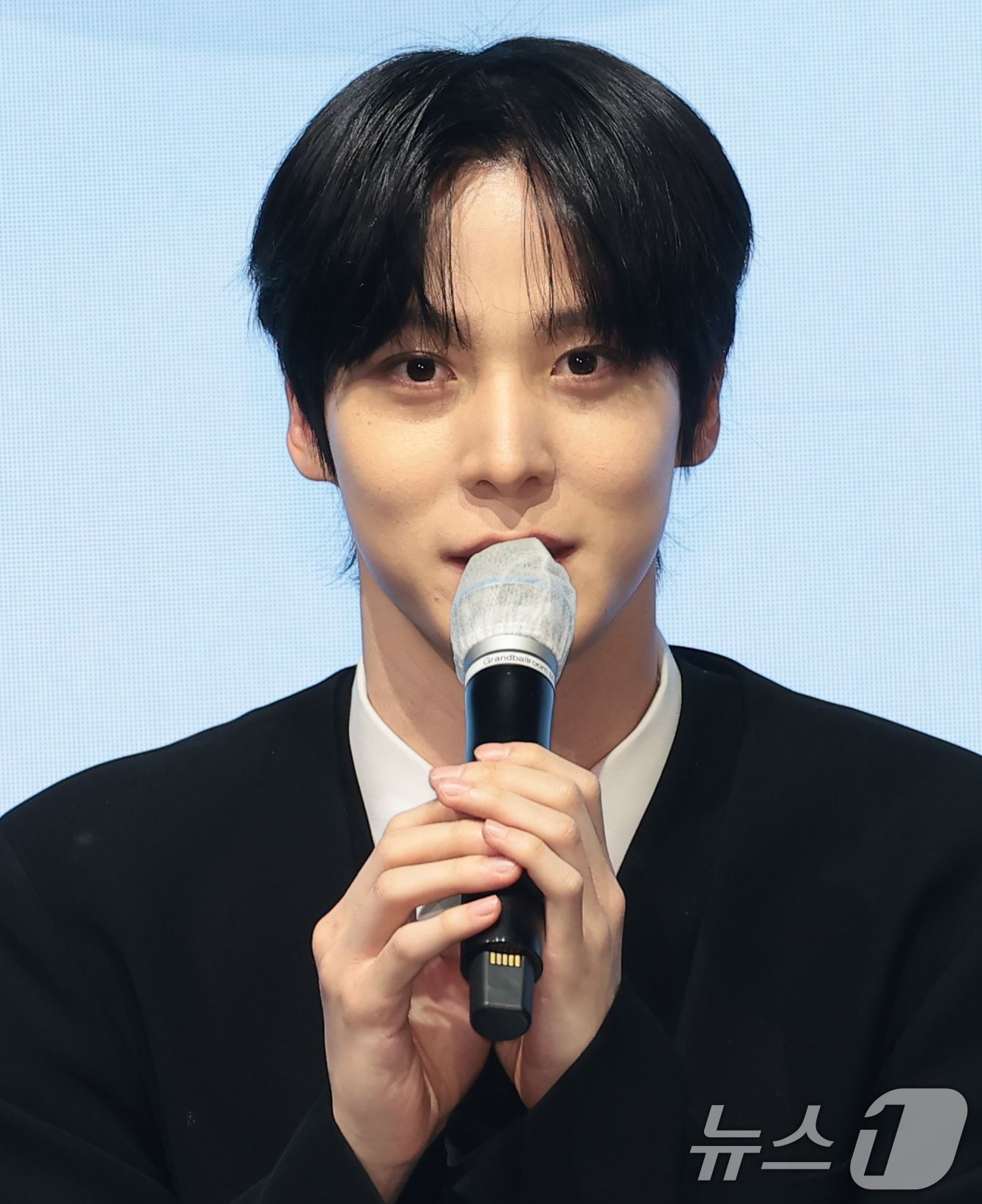 (서울=뉴스1) 권현진 기자 = 그룹 에이티즈(ATEEZ) 윤호가 5일 서울 영등포구 페어몬트 앰배서더 호털에서 가진 미니 13집 '골든 아워 : 파트 4 (GOLDEN HOUR …