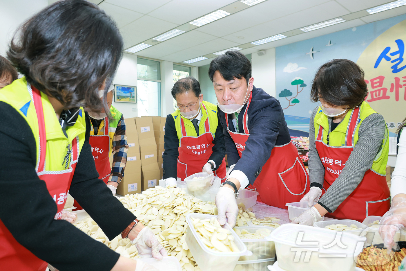 (대전=뉴스1) 이동원 기자 = 대전시자원봉사연합회(회장 김영태)는 5일 NH농협은행 대전본부(본부장 황진선)의 후원을 받아 설 명절 맞이 온정나눔 행사를 진행했다.이날 행사에는 …