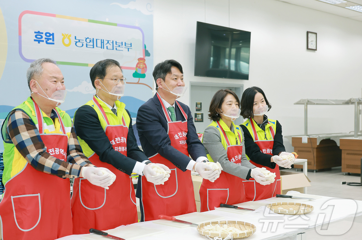 (대전=뉴스1) 이동원 기자 = 대전시자원봉사연합회(회장 김영태)는 5일 NH농협은행 대전본부(본부장 황진선)의 후원을 받아 설 명절 맞이 온정나눔 행사를 진행했다.이날 행사에는 …