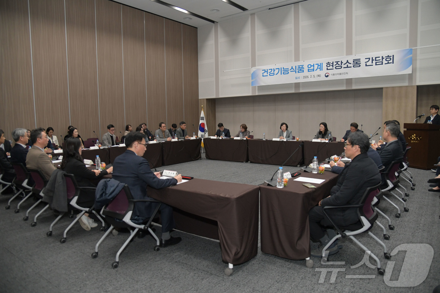 (서울=뉴스1) = 오유경 식품의약품안전처장이 5일 청주 오스코에서 열린 건강기능식품 업계 및 협회 간담회에서 발언을 하고 있다. (식품의약품안전처 제공. 재판매 및 DB 금지) …