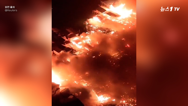 [영상] 밤바다 집어삼킨 화염…필리핀 봉가오 수상가옥 대형 화재
