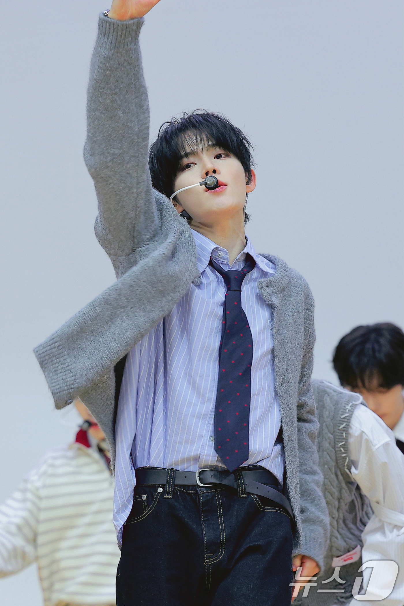 (서울=뉴스1) 권현진 기자 = 그룹 클로즈 유어 아이즈(CLOSE YOUR EYES) 민욱이 5일 전주솔내고등학교에서 진행된 웹예능 ‘오늘 우리 학교는‘에 출연해 멋진 공연을 선 …