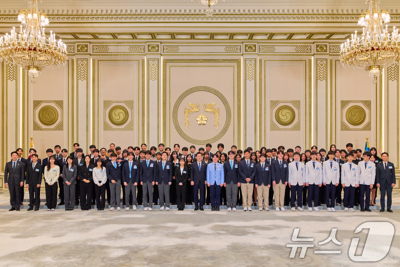 (서울=뉴스1) 허경 기자 = 이재명 대통령이 5일 청와대에서 열린 대통령과학장학생·올림피아드 대표단 친수 및 간담회(미래 과학자와의 대화)에서 참석자들과 기념촬영을 하고 있다. …