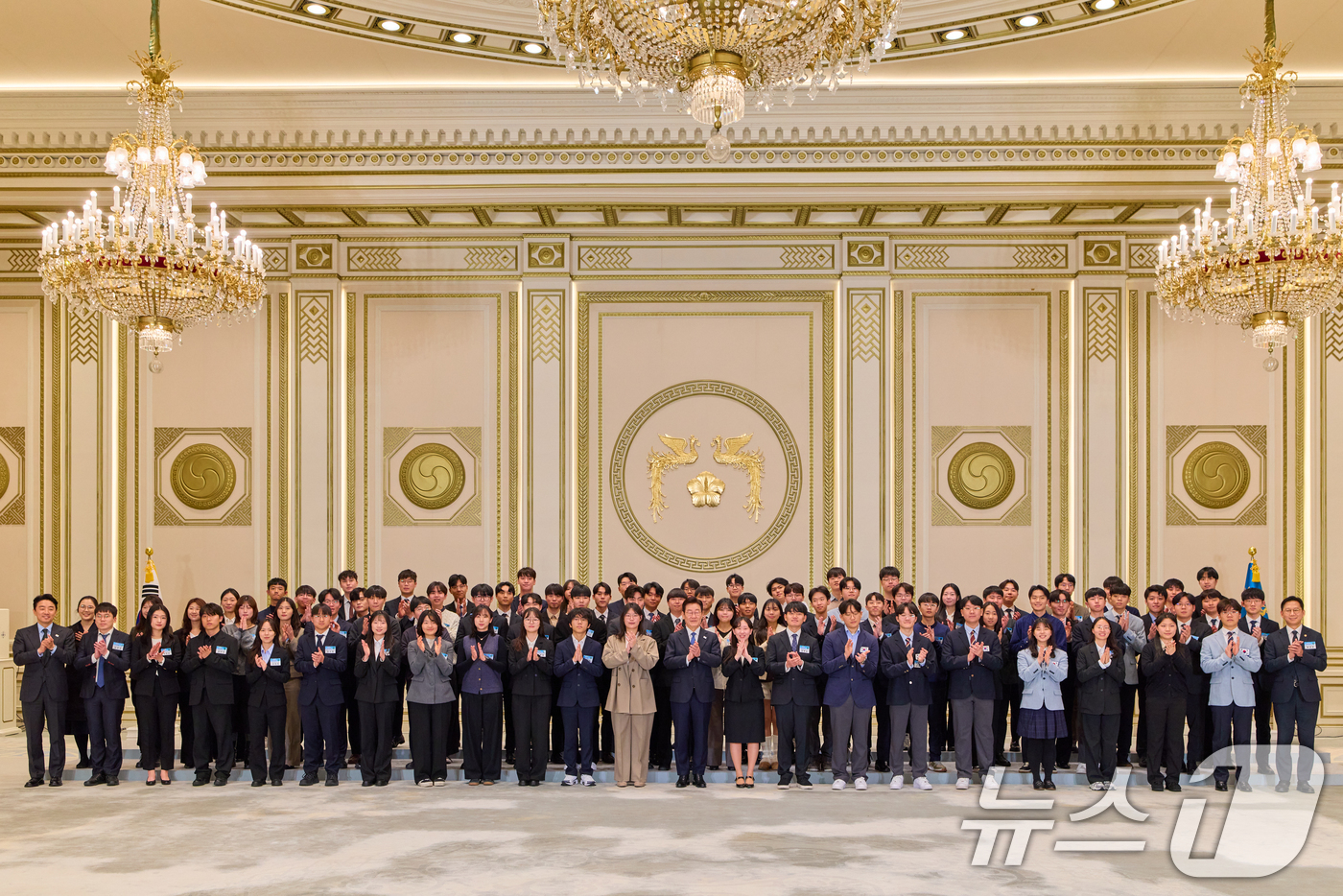 (서울=뉴스1) 허경 기자 = 이재명 대통령이 5일 청와대에서 열린 대통령과학장학생·올림피아드 대표단 친수 및 간담회(미래 과학자와의 대화)에서 참석자들과 기념촬영을 하고 있다. …