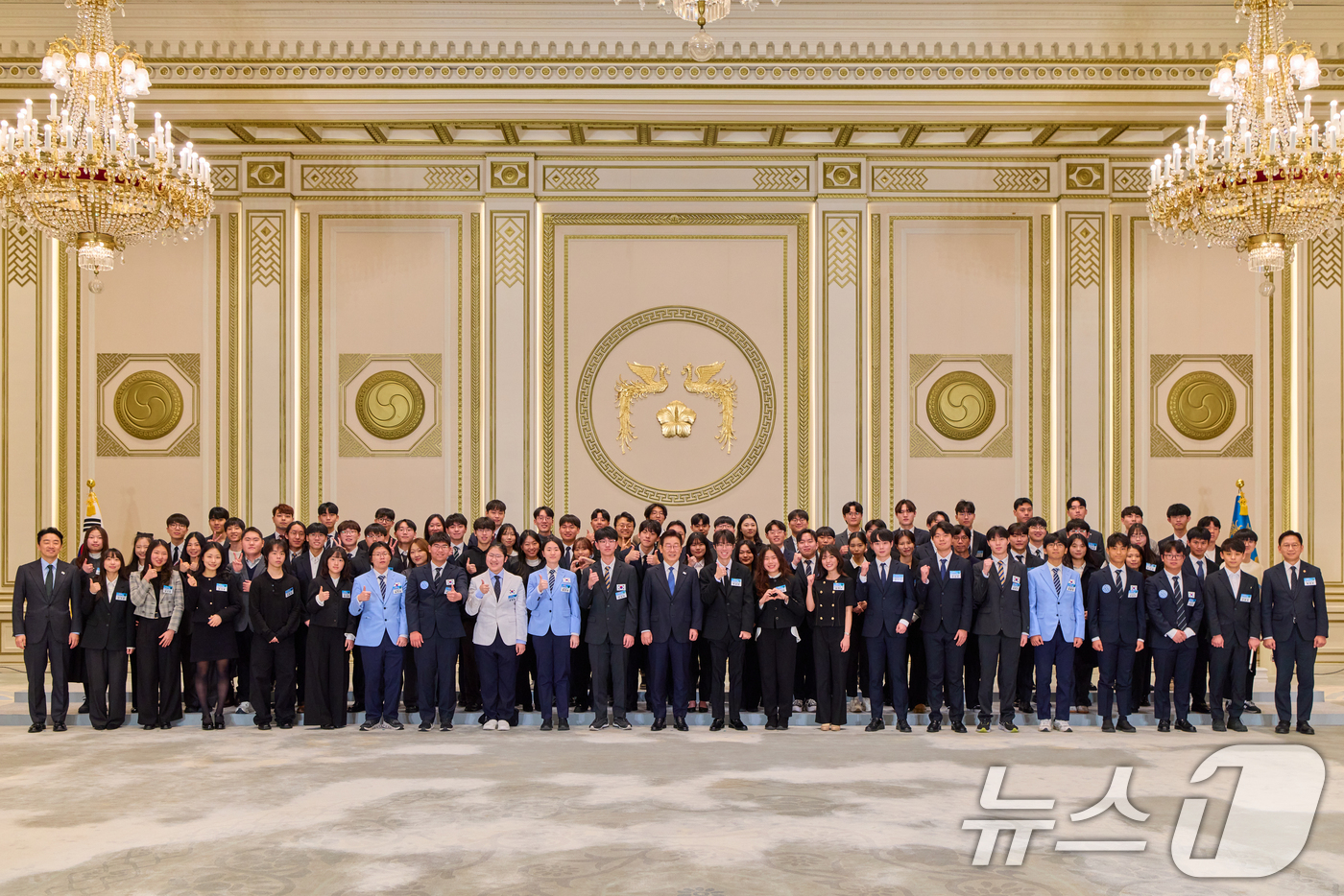 (서울=뉴스1) 허경 기자 = 이재명 대통령이 5일 청와대에서 열린 대통령과학장학생·올림피아드 대표단 친수 및 간담회(미래 과학자와의 대화)에서 참석자들과 기념촬영을 하고 있다. …