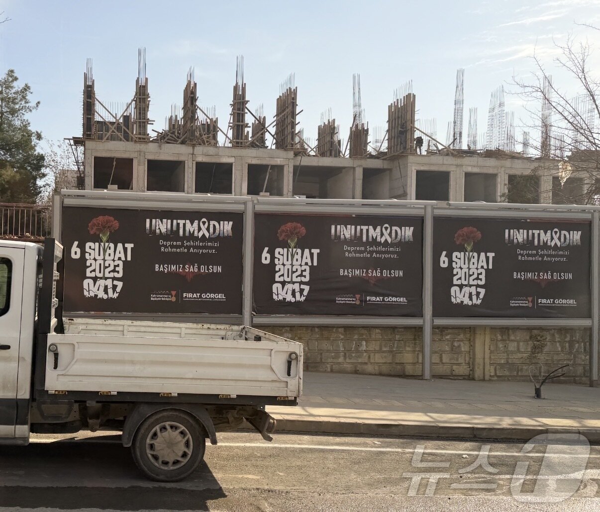 본문 이미지 - 5일(현지시간) 튀르키예 카흐라만마라쉬에 지진 3주년을 추모하는 문구가 걸려 있다. 2026.02.05 / ⓒ 뉴스1 김민수 기자