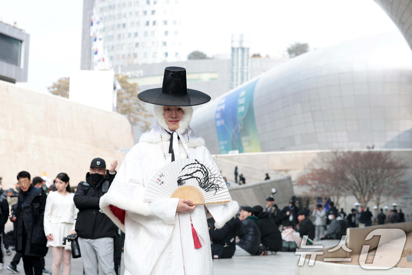 (서울=뉴스1) 권현진 기자 = 5일 서울 동대문구 DDP에서 열리고 있는 2026 F/W서울패션위크를 찾은 모델 준(본명 남궁준명)이 한복에 갓을 쓰고 포즈를 취하고 있다.  2 …