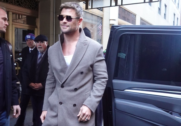 크리스 헴스워스, 훅 파인 U넥에 깃 세운 코트…상남자 패션