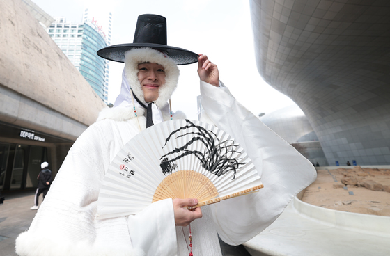 한복에 갓, 서울패션위크 찾은 모델 준