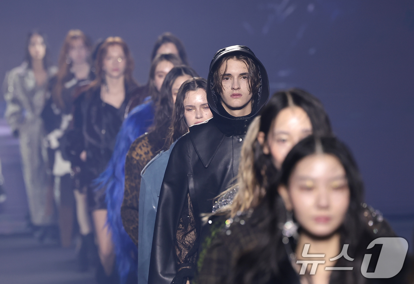 (서울=뉴스1) 권현진 기자 = 5일 서울 중구 동대문디자인플라자(DDP)에서 열린 서울패션위크 2026 F/W '한나신' 컬렉션에서 모델들이 피날레를 하고 있다.  2026.2. …