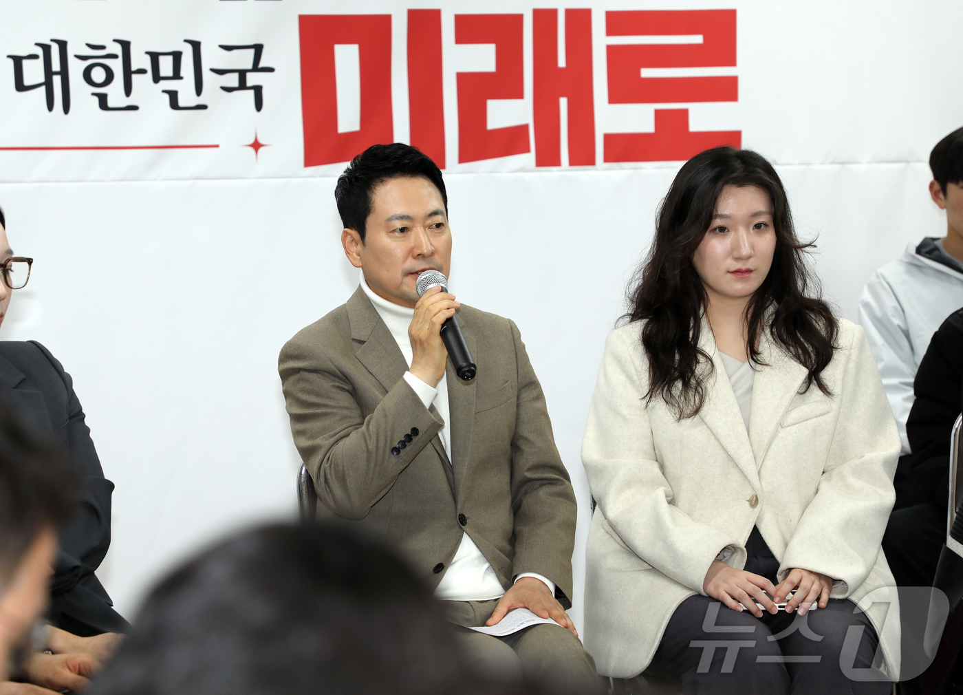 (제주=뉴스1) 오미란 기자 = 장동혁 국민의힘 대표가 5일 오후 제주시 국민의힘 제주도당 사무실에서 열린 제주 청년과의 간담회에서 발언하고 있다. 2026.2.5/뉴스1