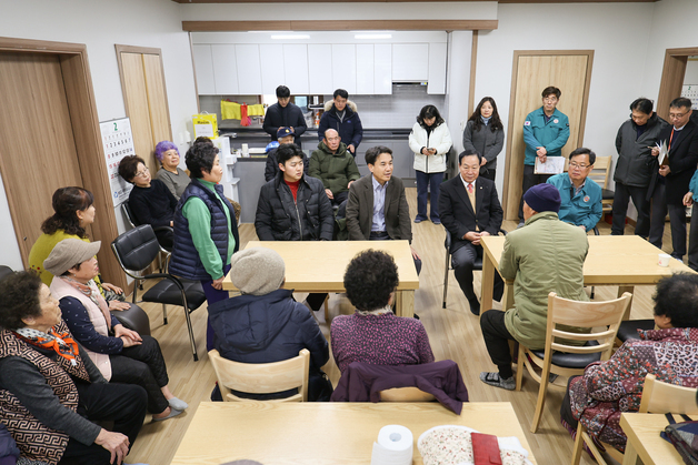 김진태 지사, 경로당 한파쉼터 현장점검…"추위 걱정 없으시도록"
