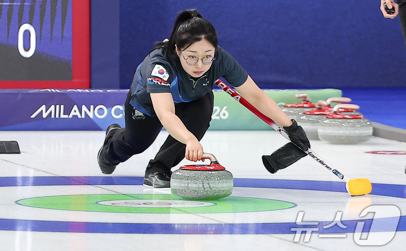 (코르티나담페초=뉴스1) 김성진 기자 = 컬링 믹스더블 김선영이 5일(현지시간) 이탈리아 코르티나담페초 컬링 올림픽 스타디움에서 열린 2026 밀라노·코르티나 동계올림픽 컬링 믹스 …