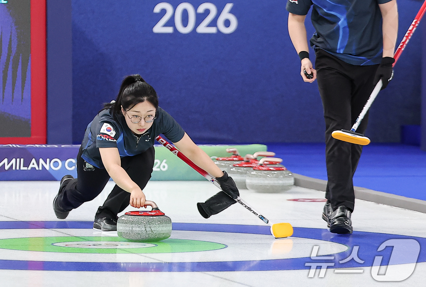 (코르티나담페초=뉴스1) 김성진 기자 = 컬링 믹스더블 김선영이 5일(현지시간) 이탈리아 코르티나담페초 컬링 올림픽 스타디움에서 열린 2026 밀라노·코르티나 동계올림픽 컬링 믹스 …