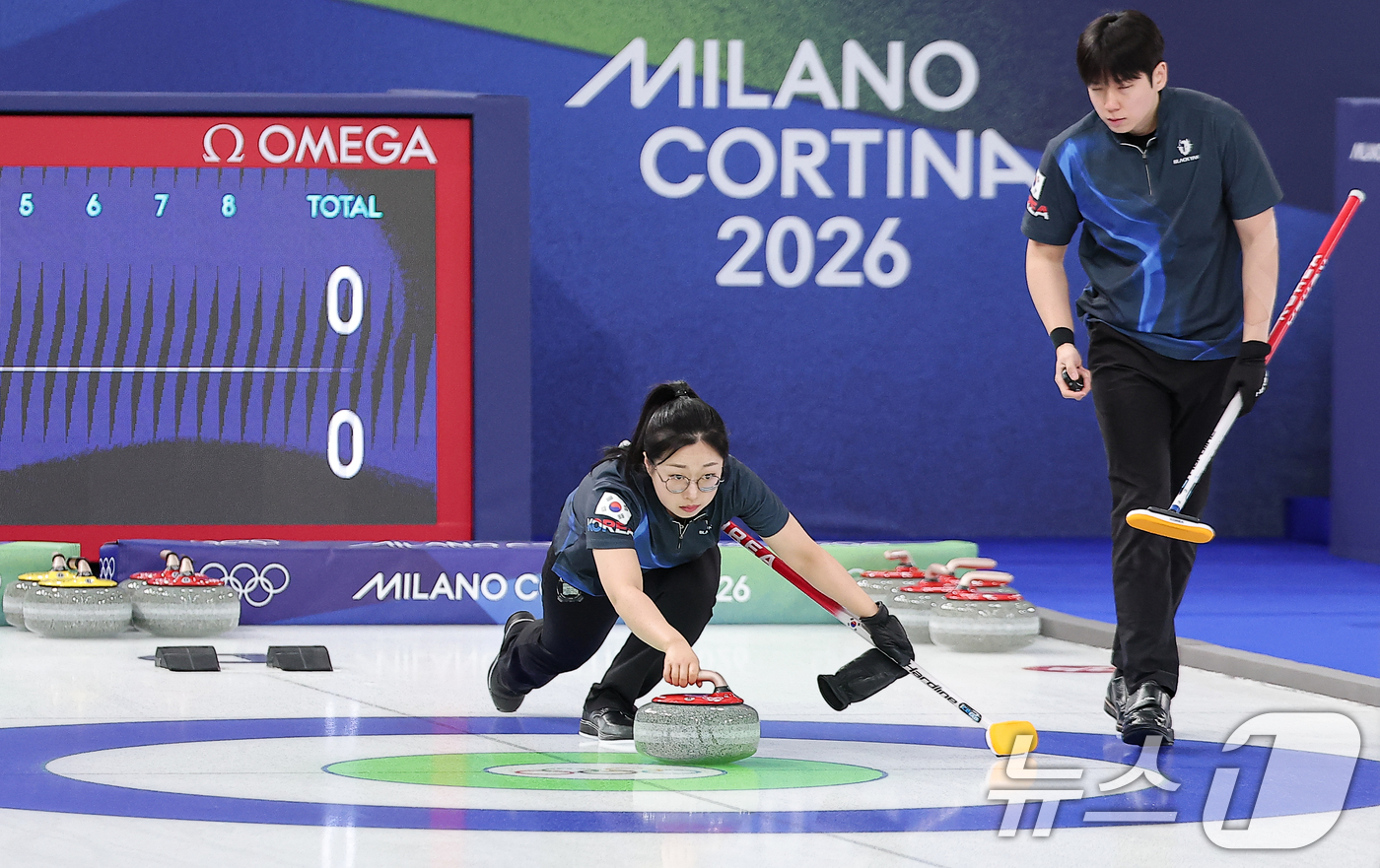 (코르티나담페초=뉴스1) 김성진 기자 = 컬링 믹스더블 김선영이 5일(현지시간) 이탈리아 코르티나담페초 컬링 올림픽 스타디움에서 열린 2026 밀라노·코르티나 동계올림픽 컬링 믹스 …