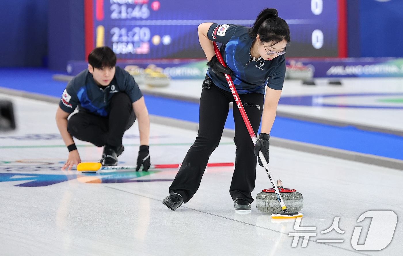 (코르티나담페초=뉴스1) 김성진 기자 = 컬링 믹스더블 김선영이 5일(현지시간) 이탈리아 코르티나담페초 컬링 올림픽 스타디움에서 열린 2026 밀라노·코르티나 동계올림픽 컬링 믹스 …