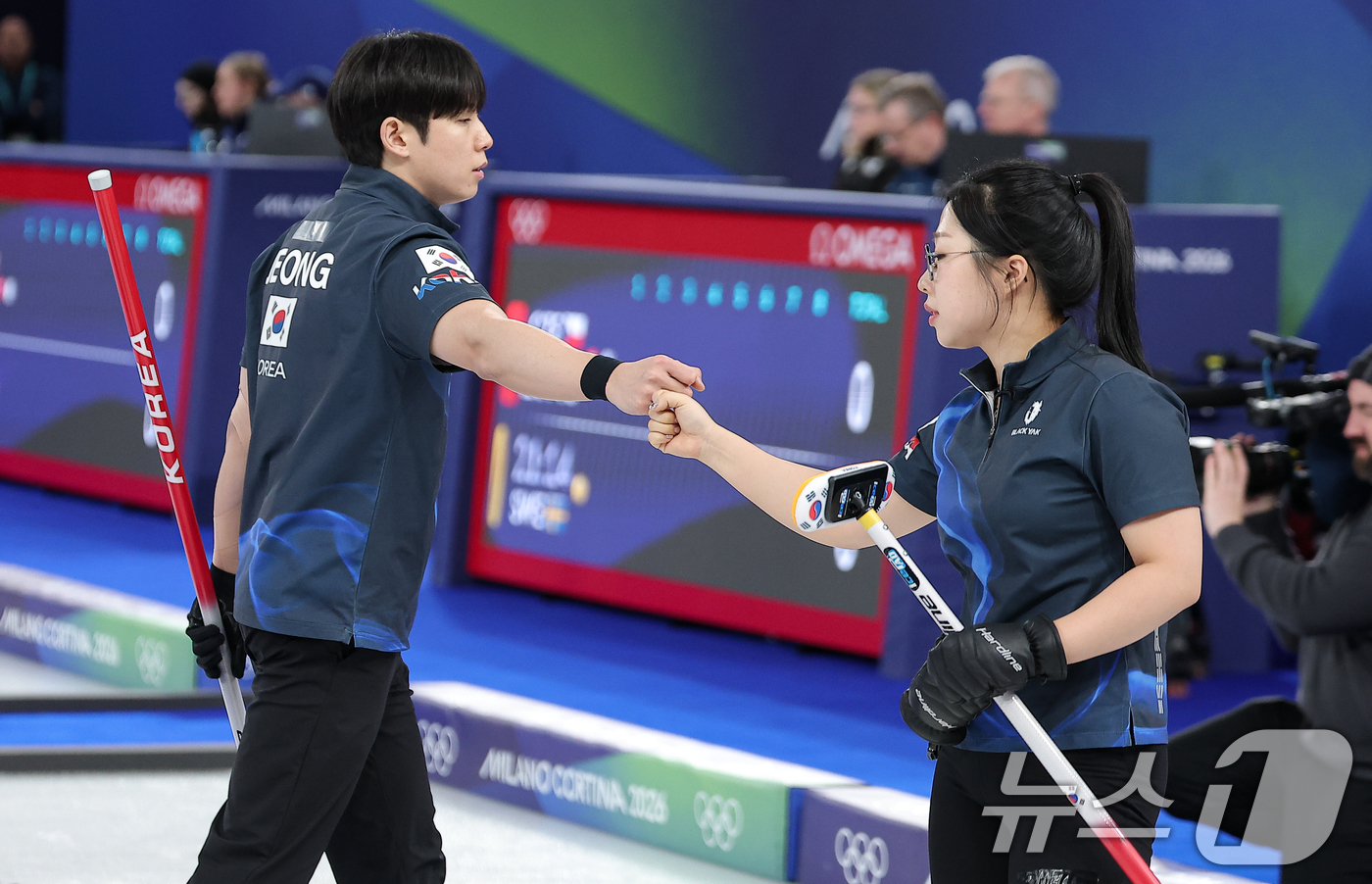 (코르티나담페초=뉴스1) 김성진 기자 = 컬링 믹스더블 김선영과 정영석이 5일(현지시간) 이탈리아 코르티나담페초 컬링 올림픽 스타디움에서 열린 2026 밀라노·코르티나 동계올림픽 …