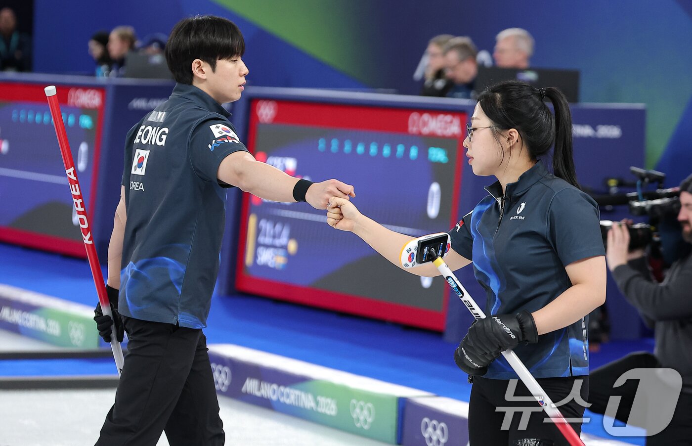 본문 이미지 - 컬링 믹스더블 김선영과 정영석이 5일(현지시간) 이탈리아 코르티나담페초 컬링 올림픽 스타디움에서 열린 2026 밀라노·코르티나 동계올림픽 컬링 믹스더블 라운드 로빈 대한민국과 이탈리아의 경기에서 서로를 격려하고 있다. 2026.2.5/뉴스1 ⓒ News1 김성진 기자