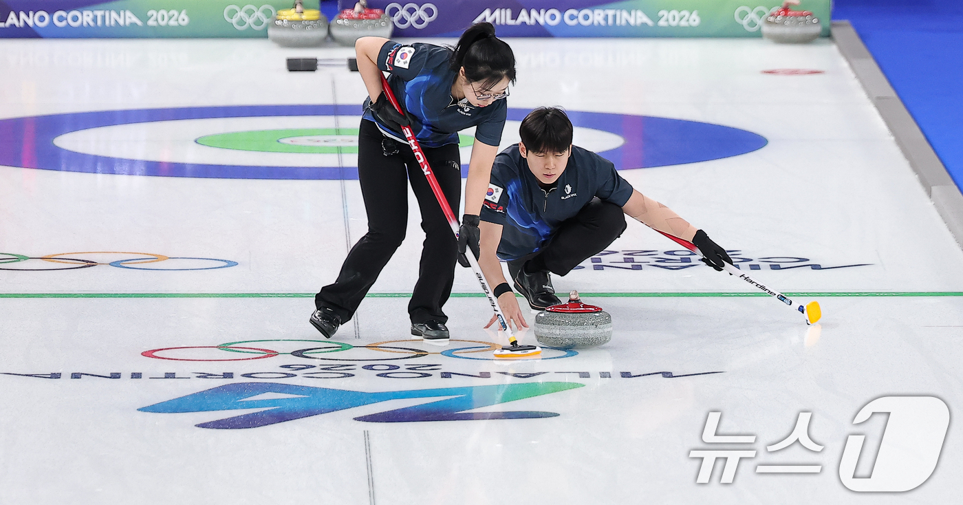 (코르티나담페초=뉴스1) 김성진 기자 = 컬링 믹스더블 정영석이 5일(현지시간) 이탈리아 코르티나담페초 컬링 올림픽 스타디움에서 열린 2026 밀라노·코르티나 동계올림픽 컬링 믹스 …