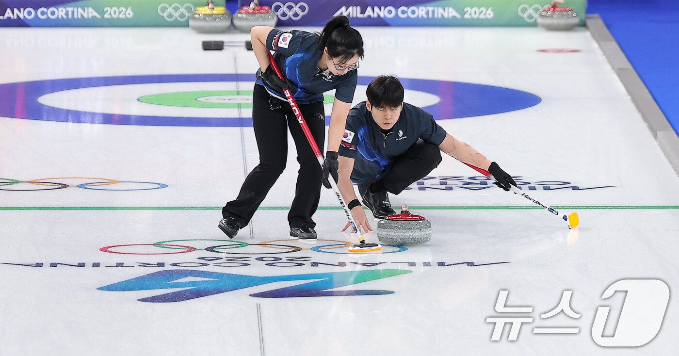 본문 이미지 - 컬링 믹스더블 정영석이 5일(현지시간) 이탈리아 코르티나담페초 컬링 올림픽 스타디움에서 열린 2026 밀라노·코르티나 동계올림픽 컬링 믹스더블 라운드 로빈 대한민국과 이탈리아의 경기에서 딜리버리를 하고 있다. 2026.2.5 ⓒ 뉴스1 김성진 기자