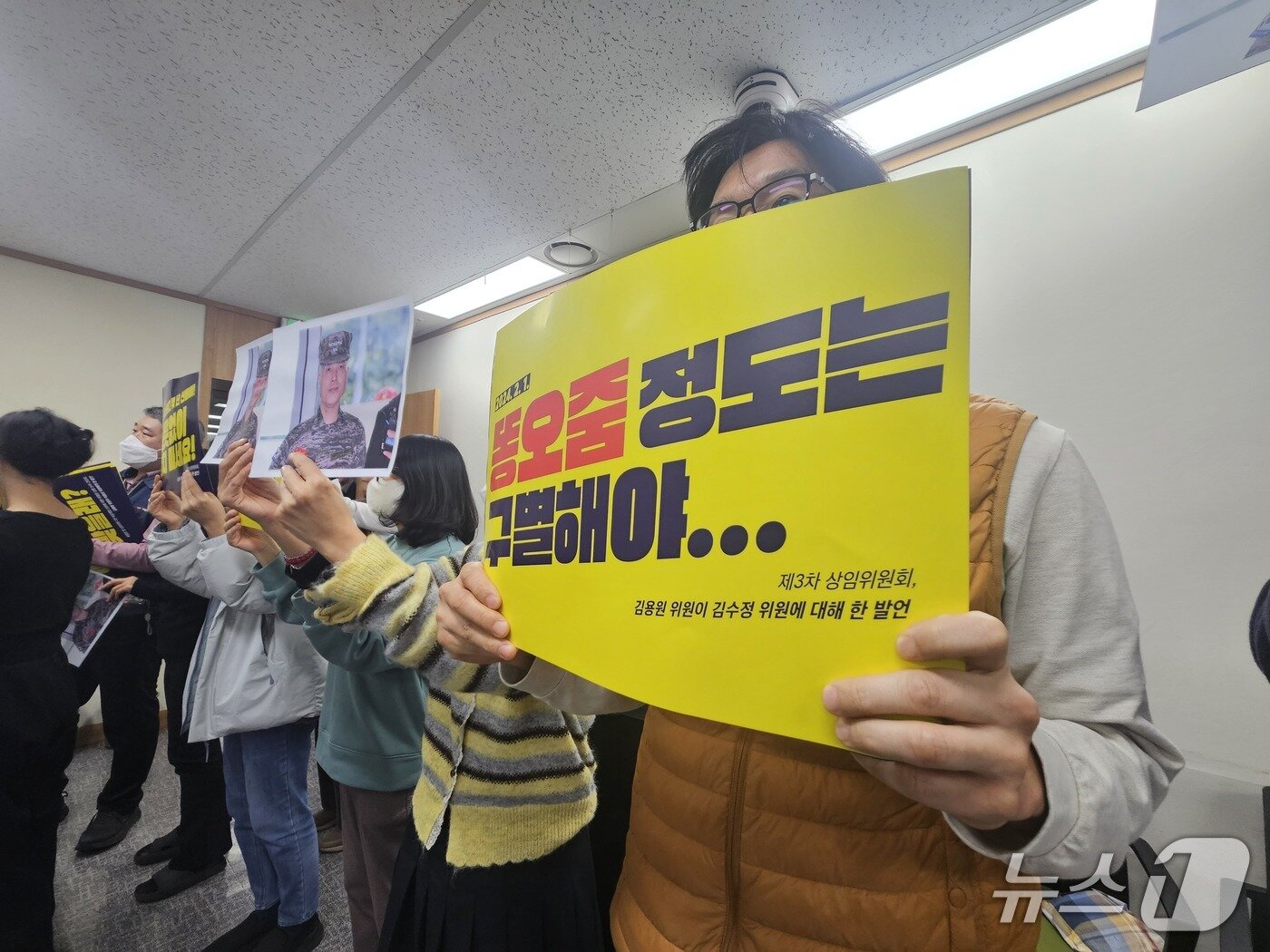 본문 이미지 - 김용원 인권위 상임위원의 이임식이 진행되는 국가인권위원회 인권교육센터 뒤쪽 공간에서 피켓 시위를 벌이는 국가공무원노동조합 인권위지부 조합원의 모습. 2026.2.5 /뉴스1 ⓒ News1 유채연 기자