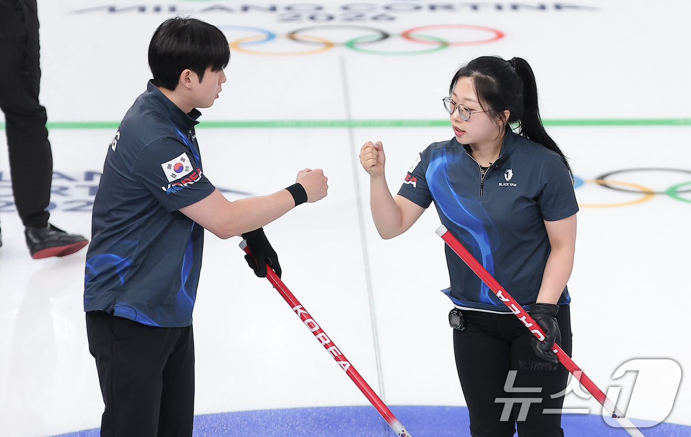 (코르티나담페초=뉴스1) 김성진 기자 = 컬링 믹스더블 김선영과 정영석이 5일(현지시간) 이탈리아 코르티나담페초 컬링 올림픽 스타디움에서 열린 2026 밀라노·코르티나 동계올림픽 …